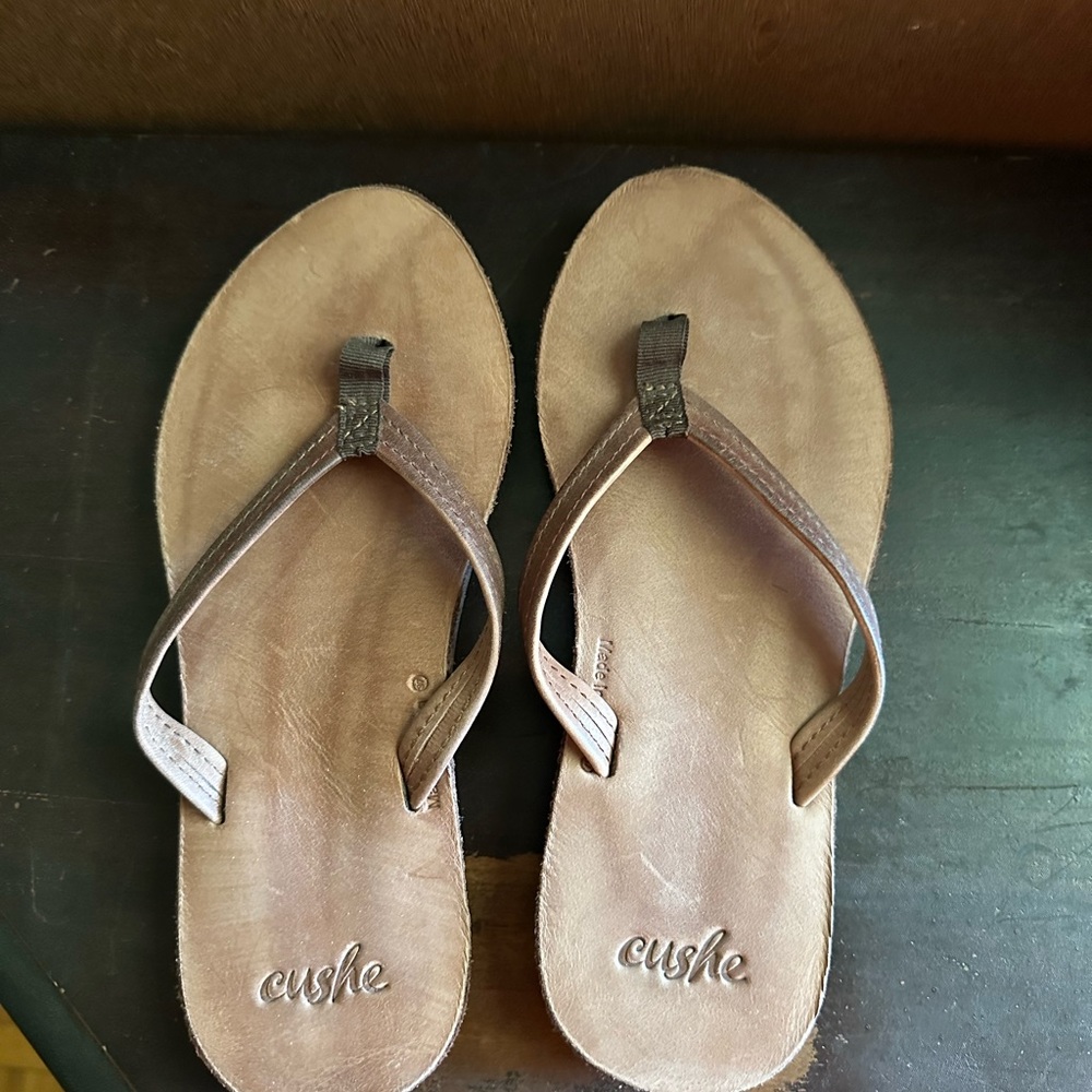NWT brown leather flip flops. Size 6 W